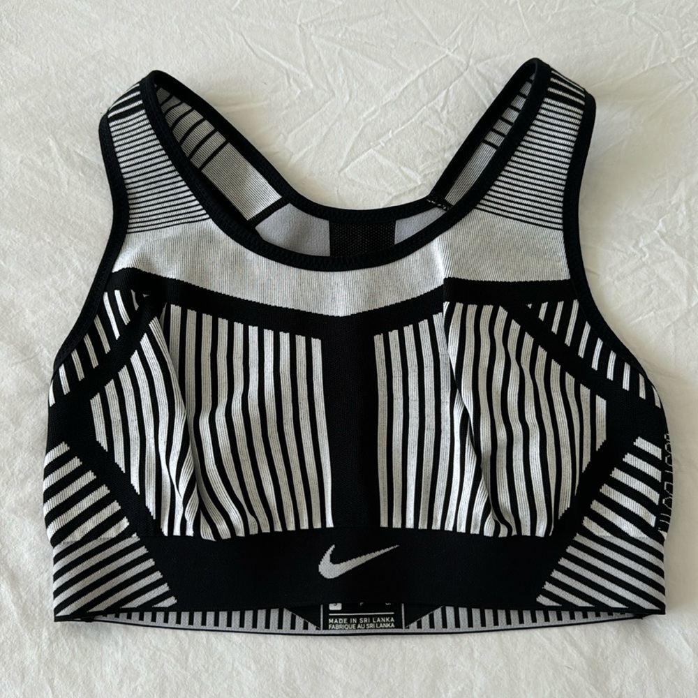 NIKE SPORT BRA.